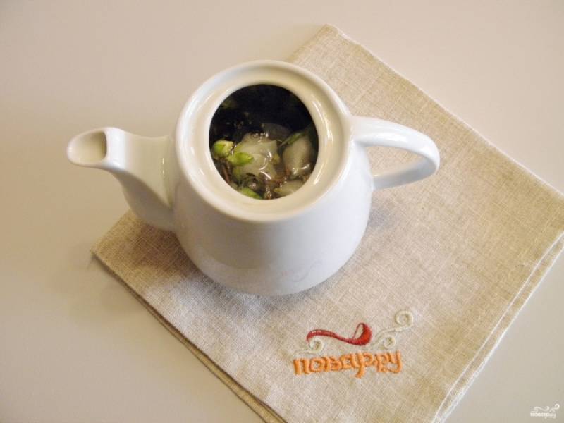 Залейте чай некрутым кипятком. Температура заварки зеленого чая должна быть примерно 80 градусов. Слишком горячая вода разрушает полезные компоненты чая и портит его вкус и аромат, а также снижает полезные свойства.