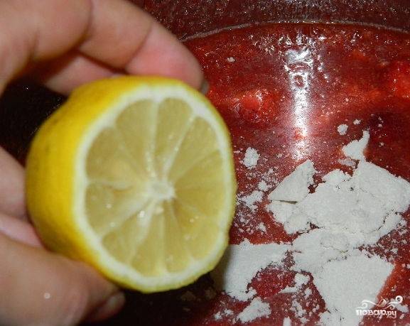 2.	В готовое пюре добавьте лимонный сок или кислоту — средство, способствующее образованию желе. Поставьте на плиту и закипятите.
