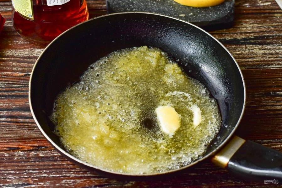 В сковороде растопите сливочное масло с сахаром.