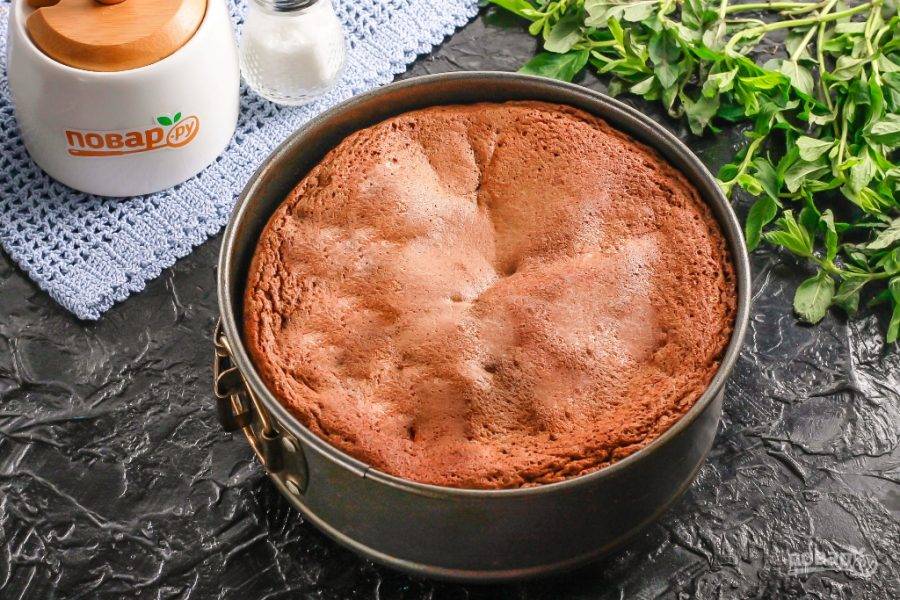 Выпекайте пирог примерно 25-30 минут, следя за его поверхностью и низом, чтобы он не подгорел. Проверьте его на готовность деревянной шпажкой. Она должна выходить из середины пирога сухой.