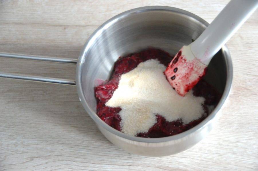 В сотейник выложите ягодное пюре и всыпьте сахар с пектином, нагрейте при помешивании "до первых бульков".