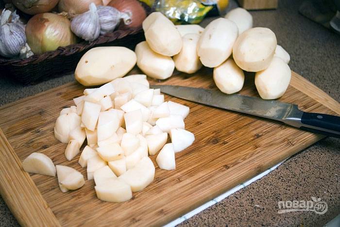 1. Вымойте и очистите картофель, нарежьте мелкими кубиками. 