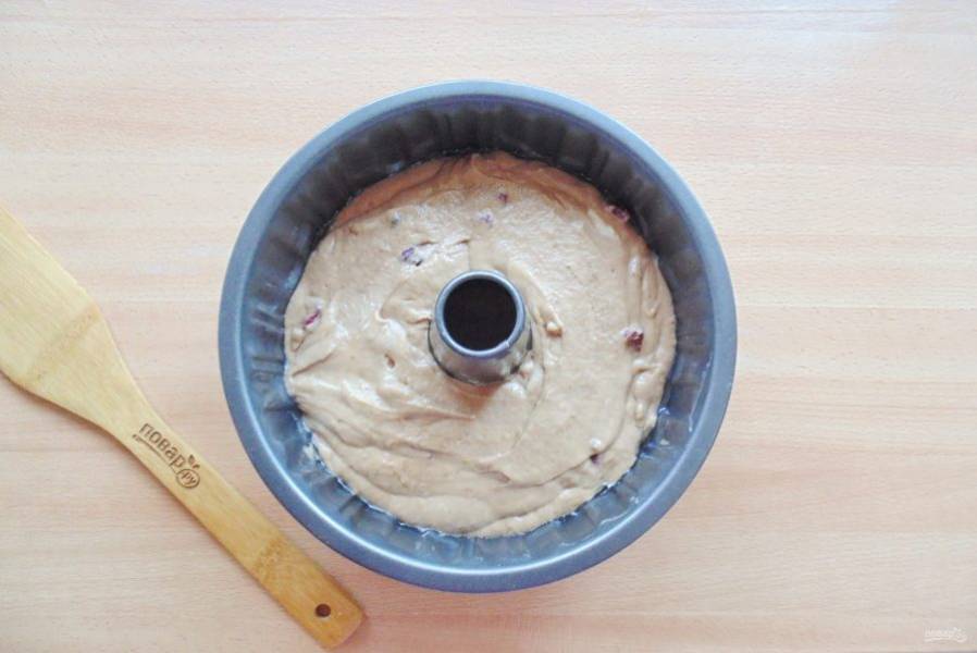 Приготовленное тесто выложите в форму для кексов.