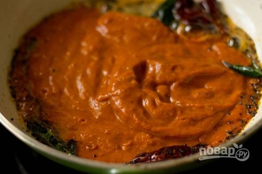 7. Выложите томатный соус на сковороду. 
