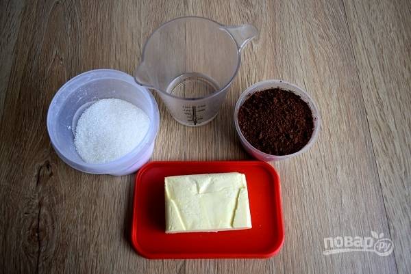 Для глазури нам понадобятся: вода, сахар, размягченное сливочное масло и какао-порошок.