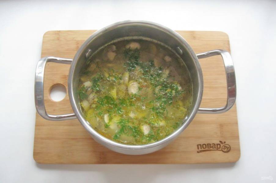В готовый суп добавьте измельченную петрушку или укроп.