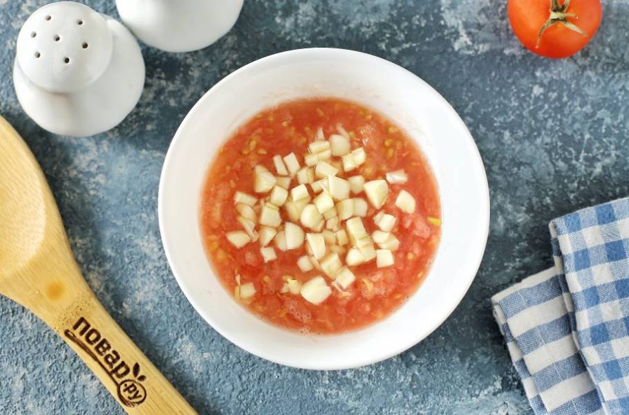 В самом конце добавьте перетертые томаты (просто натрите их на терке и уберите шкурку) и нарезанный кубиками чеснок.