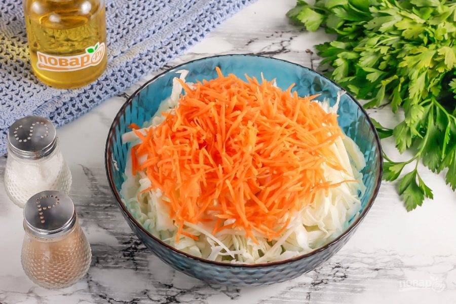 Морковь натрите на терке с мелкими или крупными ячейками прямо в емкость к капустной нарезке.