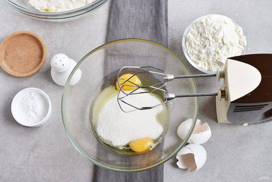 Отдельно взбейте яйца с сахаром до увеличения объема в 3 раза.