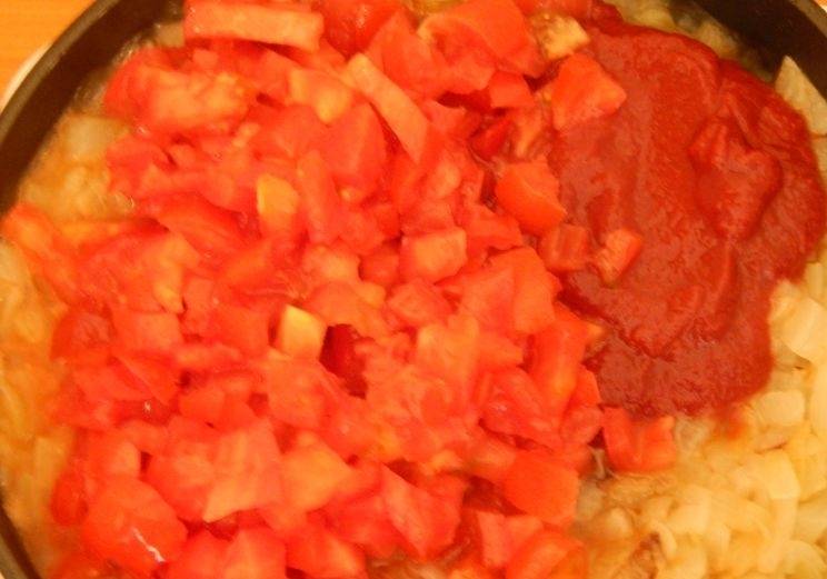 К луку добавляем томатную пасту и мелко порезанные помидоры. 