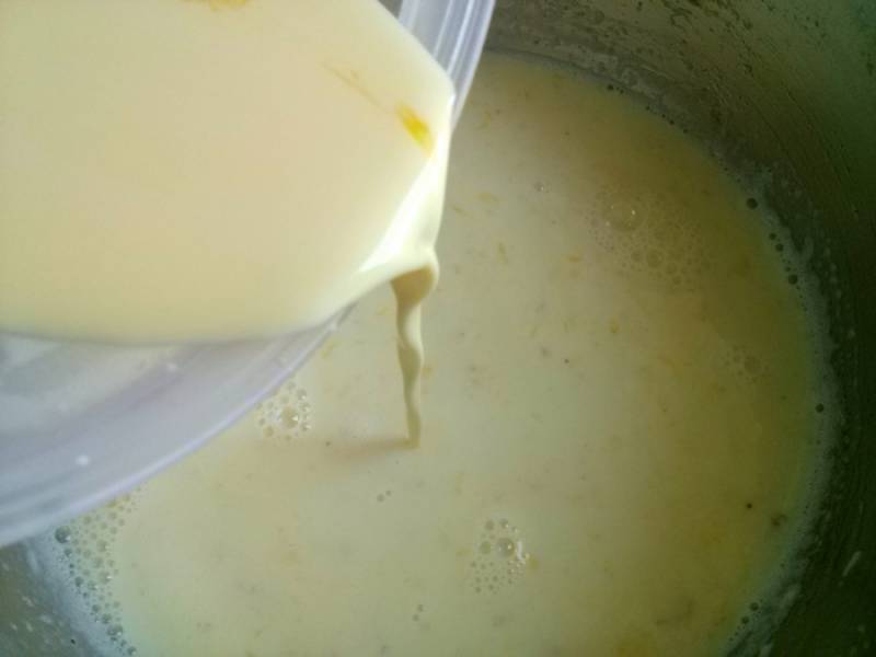 Уберите цедру лимона из молока.
Крахмально-яичную смесь влейте тонкой струйкой в горячее молоко, помешивая.
