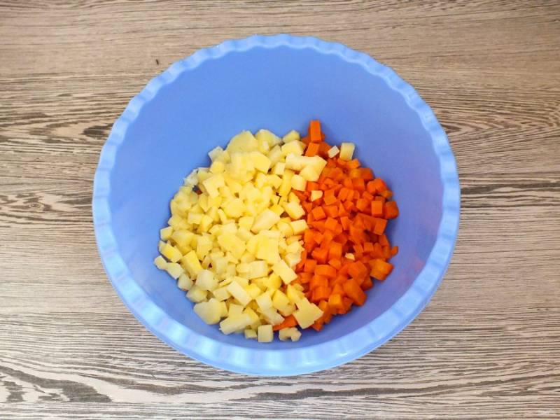 Нарежьте кубиком отварную морковь и картофель. Переложите в чашу.