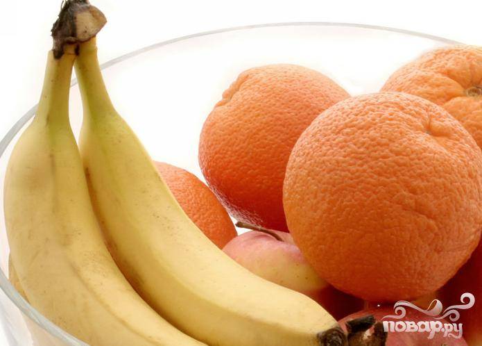 2.	Апельсины и банан очистите от кожуры, порежьте произвольными кусочками.