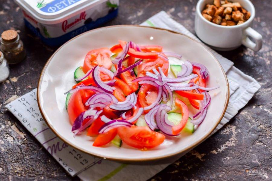 Красный лук и перец нарежьте полосками, добавьте к овощам в тарелку.