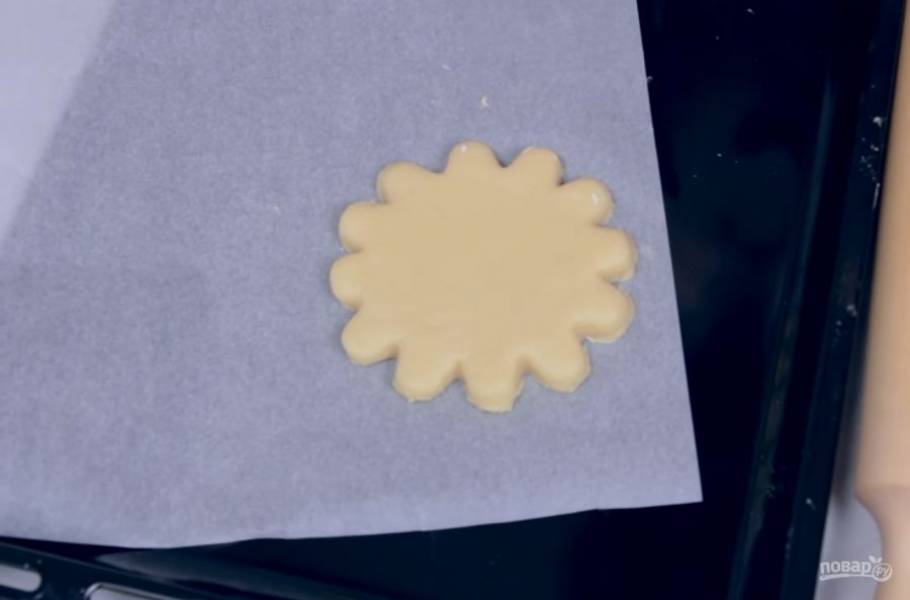 3. Замесите эластичное тесто. Раскатайте тесто в пласт толщиной примерно 0,7-1 см и с помощью формы вырежьте коржики. Выложите их на застеленный пергаментной бумагой противень и смажьте желтком, слегка взбитым с водой. 