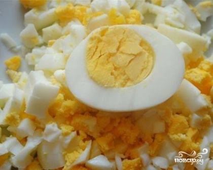 Вареные яйца очистим и нарежем кубиками, а можно просто разрезать их пополам. Добавляем яйцо в тарелку с супом при подаче на стол. 