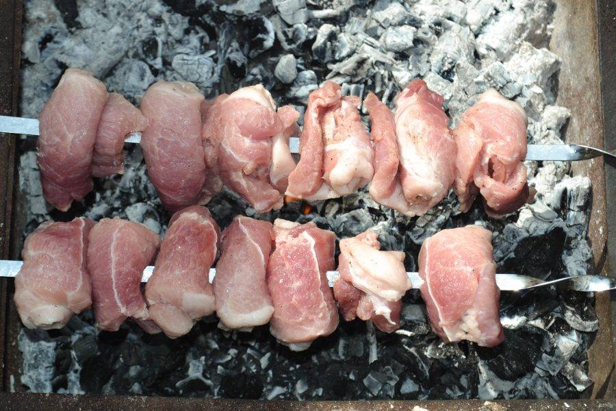 Жарьте шашлык на раскаленных углях до полной готовности мяса.