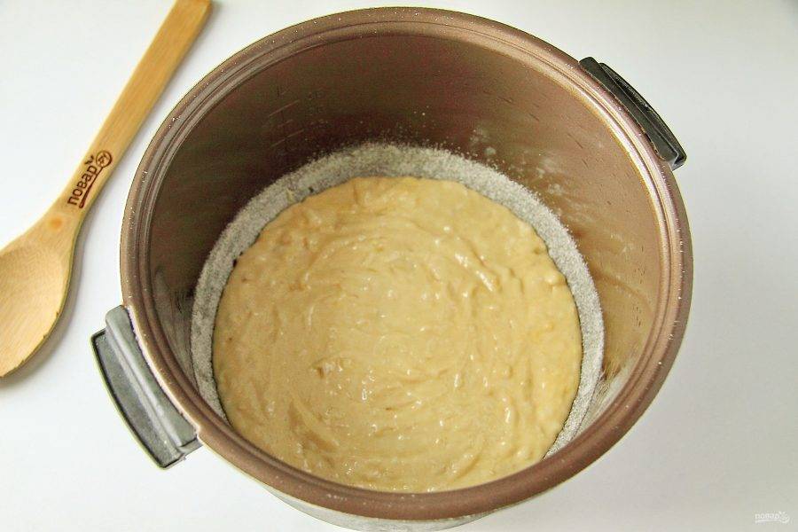 Выложите тесто в смазанную маслом чашу мультиварки. Дно и бока присыпьте мукой или манкой. Выпекайте на режиме "Выпечка" до звукового сигнала.