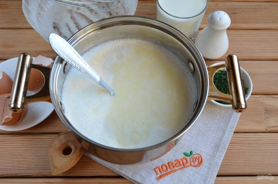 Влейте яично-сметанную массу в молоко. Снова доведите до кипения и проварите на очень меленьком огне 5 минут.