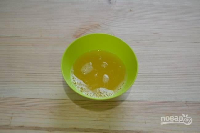 4. В отдельную мисочку выжимаем сок апельсина.