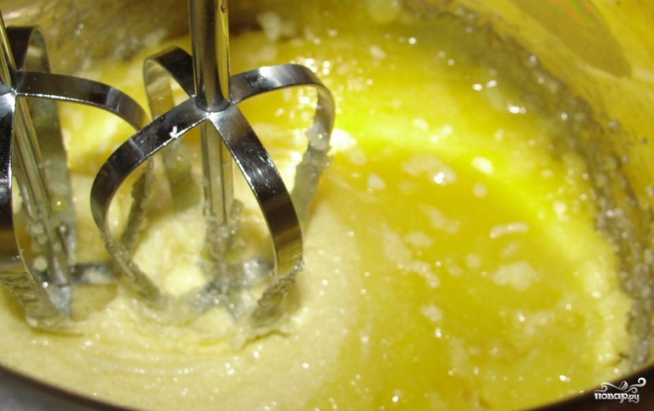 Желтки взбиваем со стаканом сахара до увеличения массы.