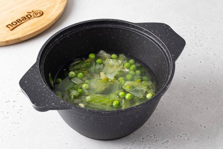 Влейте овощной бульон или воду. Доведите до кипения и варите 15 минут.