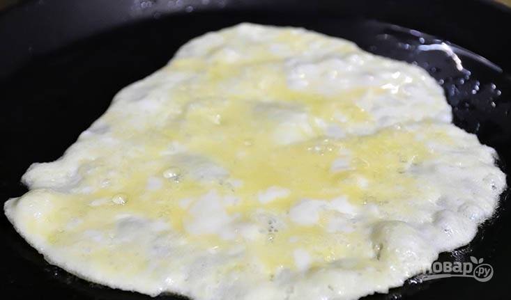 Каждое яйцо отдельно зажарьте в масле на сковороде, но чтобы оно не подгорело.