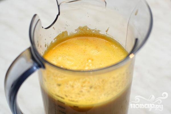 2.	Выжимаем в емкость сок из апельсинов (для этого можно воспользоваться соковыжималкой).