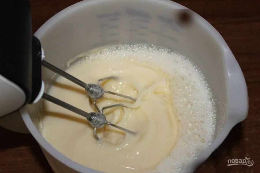 Поставьте на огонь 0,5 литра молока. В отдельной посуде взбейте яйца, сахар, ванилин,  две ложки муки с горкой и оставшееся молоко.