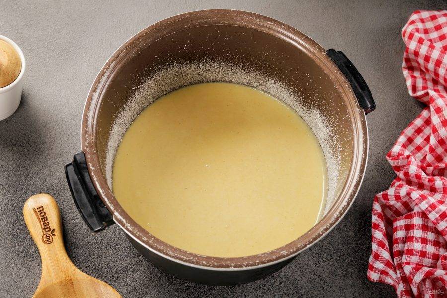 Чашу мультиварки смажьте маслом. Дно и бока присыпьте манной крупой. Вылейте тесто и выпекайте на режиме выпечка 65 минут.