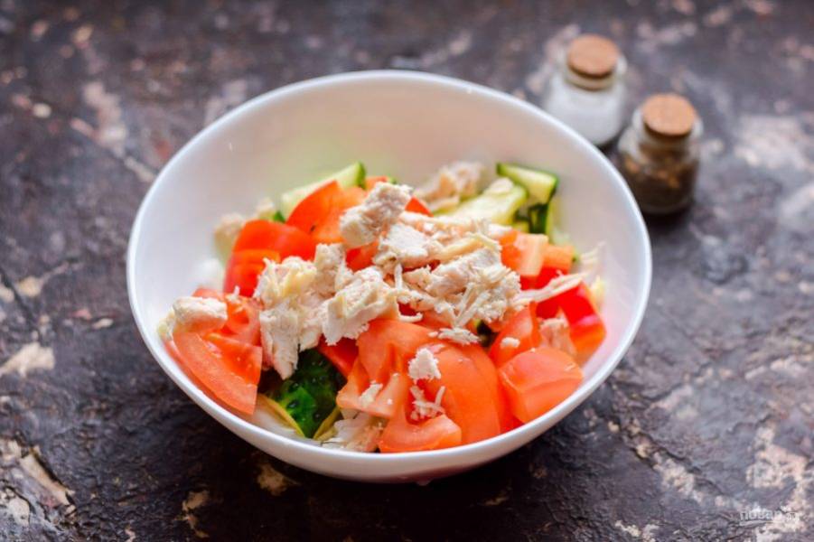 Добавьте в овощи нарезанное куриное филе. Соль и перец добавьте в салат по своему вкусу.