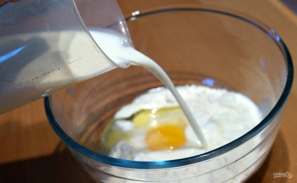 2.	Влейте в миску к яйцам и муке 250 миллилитров молока.