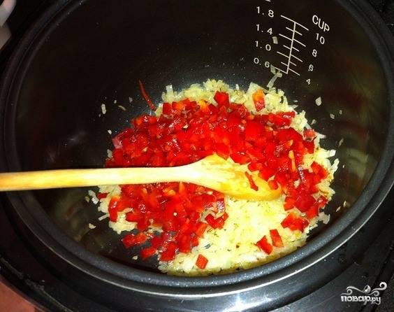 Болгарский перец вымойте и очистите от семечек. Нарежьте небольшими кубиками. Положите перец к луку, обжаривайте пять минут постоянно помешивая, чтобы овощи не подгорели.