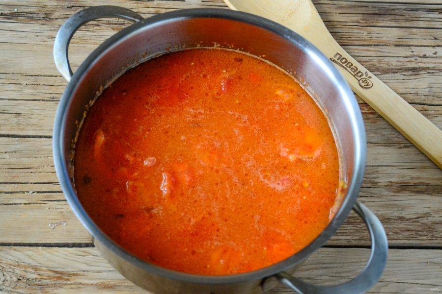 Влейте воду и варите суп на медленном огне 30-40 минут.