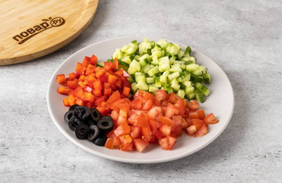 Огурец, помидор и болгарский перец нарежьте на маленькие кубики. Маслины нарежьте кружочками.