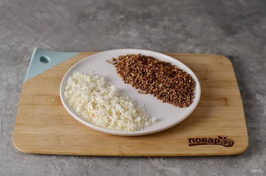 Промойте рис и гречку. Обжарьте крупы отдельно друг от друга на сухой сковороде по 4 минуты.
