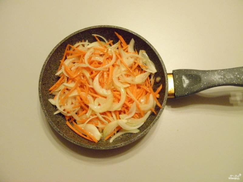 Налейте на сковороду масло растительное, обжарьте с солью овощи до готовности.