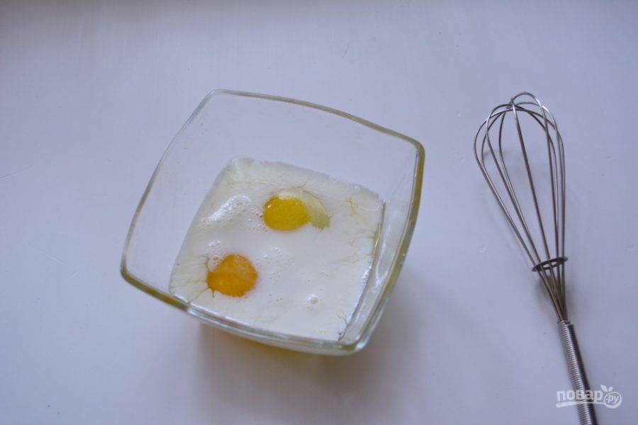 Подготовьте заливку. Взбейте 2-3 яйца с молоком, майонезом, солью и перцем. Полученную яичную массу вылейте на начинку.