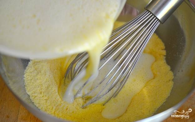 3. Взбивать можно венчиком, а можно использовать миксер/кухонный комбайн.
