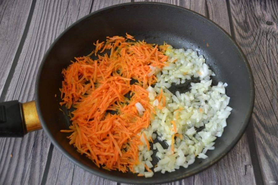 Обжарьте на растительном масле измельченный лук и натертую на терке морковь.