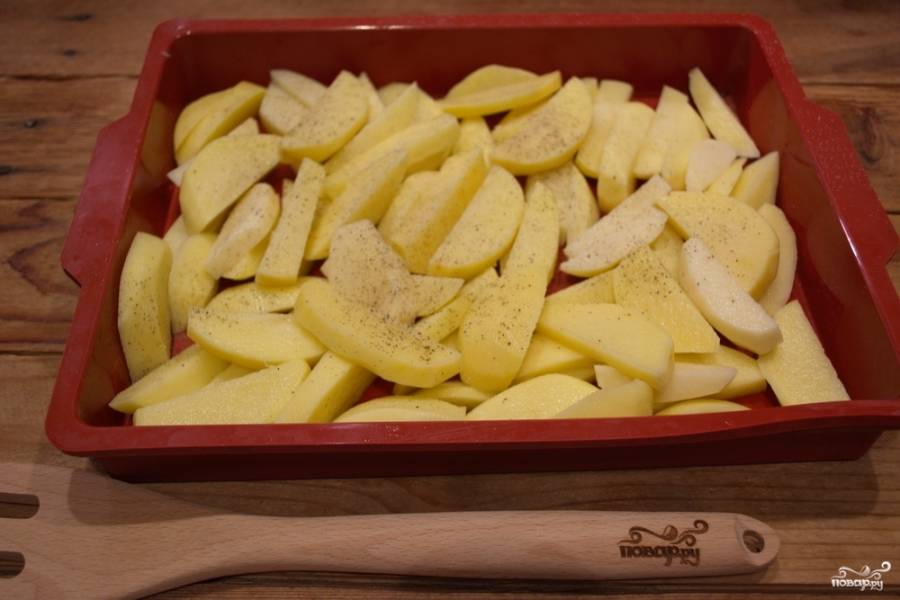 Натрите картофель солью, специями и хорошо перемешайте. Влейте 3 ст. ложки растительного масла и снова перемешайте, чтоб масло полностью покрыло весь картофель.