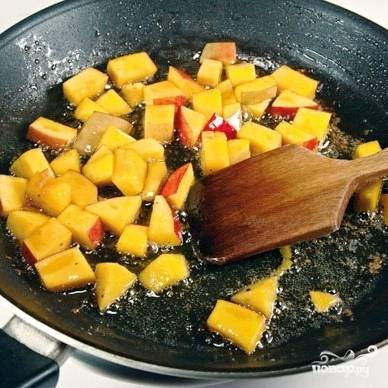 Собственно, можно приступать к поэтапному обжариванию ингредиентов. В сковороде разогреваем небольшое количество сливочного и растительного масла, выкладываем туда кусочки манго (без маринада) и обжариваем на среднем огне 2-3 минуты.