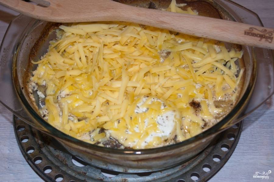 Натрите на крупной терке сыр. Посыпьте им картофель. Форму закройте крышкой. Запекайте в духовке не менее 1 часа до готовности.  