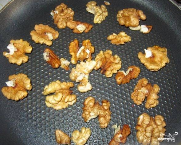 2. Обжариваем очищенные грецкие орехи, обжариваем их на сковороде до золотистого цвета.