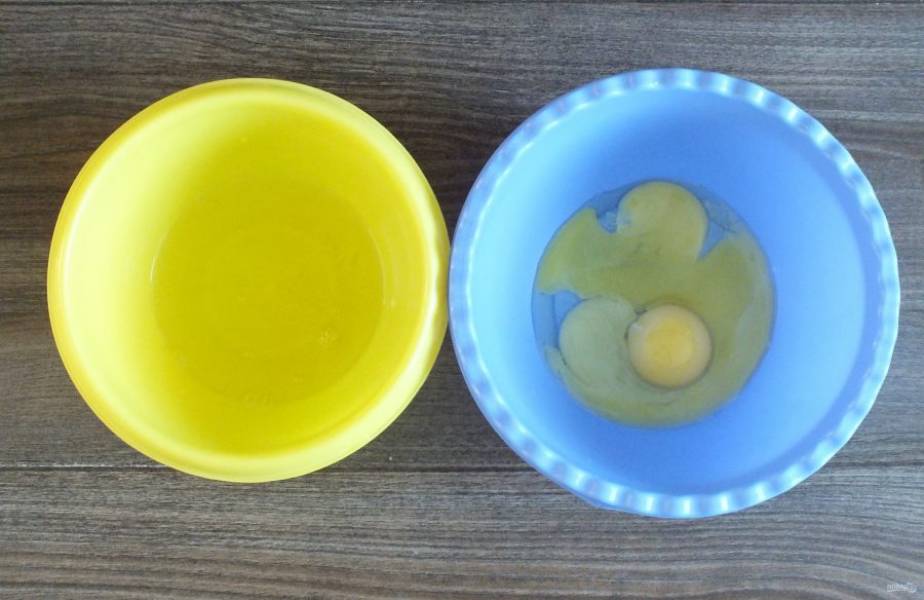 Яйца разделите на белки и желтки.