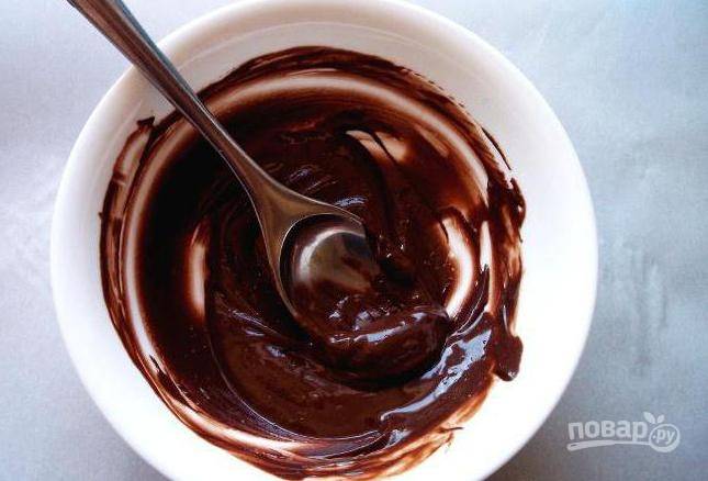 Шоколад поломайте на дольки и растопите в микроволновке. Примерно 15 секунд хватит, чтобы шоколад полностью расплавился.