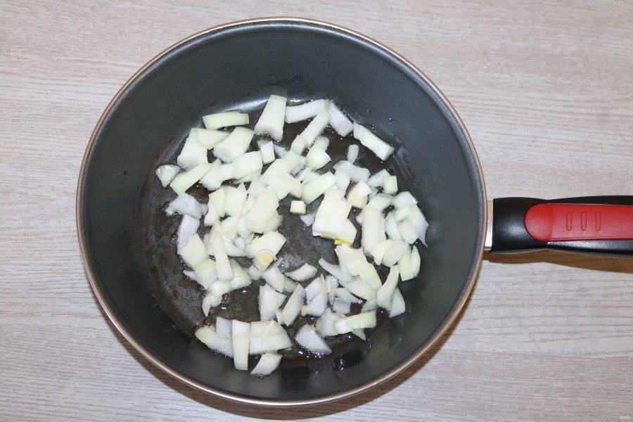 В разогретой сковороде с добавлением небольшого количества масла обжарьте лук.