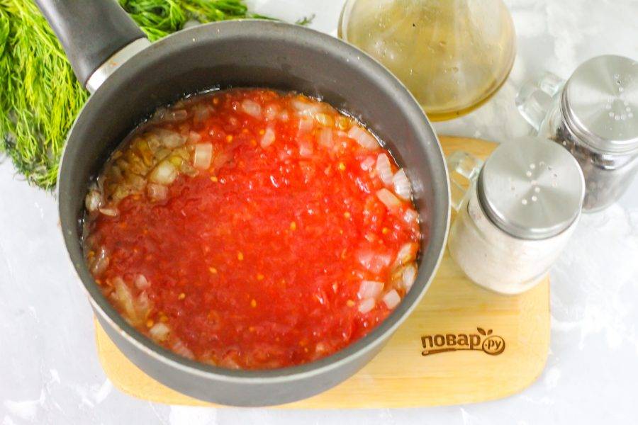 Влейте томатную массу и потушите все примерно 10-15 минут.