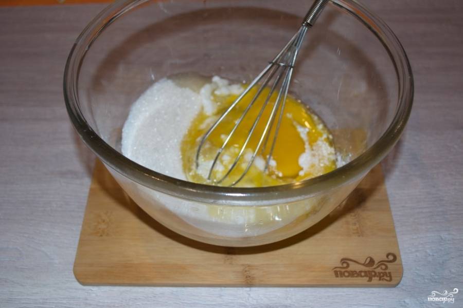 В миску всыпаем сахар. Я кладу 1 стакан. Пирог не получается слишком сладким, ибо вишня достаточно кислая.  Для приготовления пирога в миску к сахару добавляем яйца.