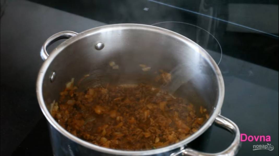 4.	Обжарьте в кастрюле в небольшом количестве растительного масла лук. Добавьте фарш, немного его обжарьте. Добавьте паприку, душицу и соль. Перемешайте.